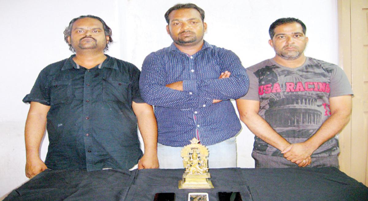 Three apprehended for trying to sell antique idol.