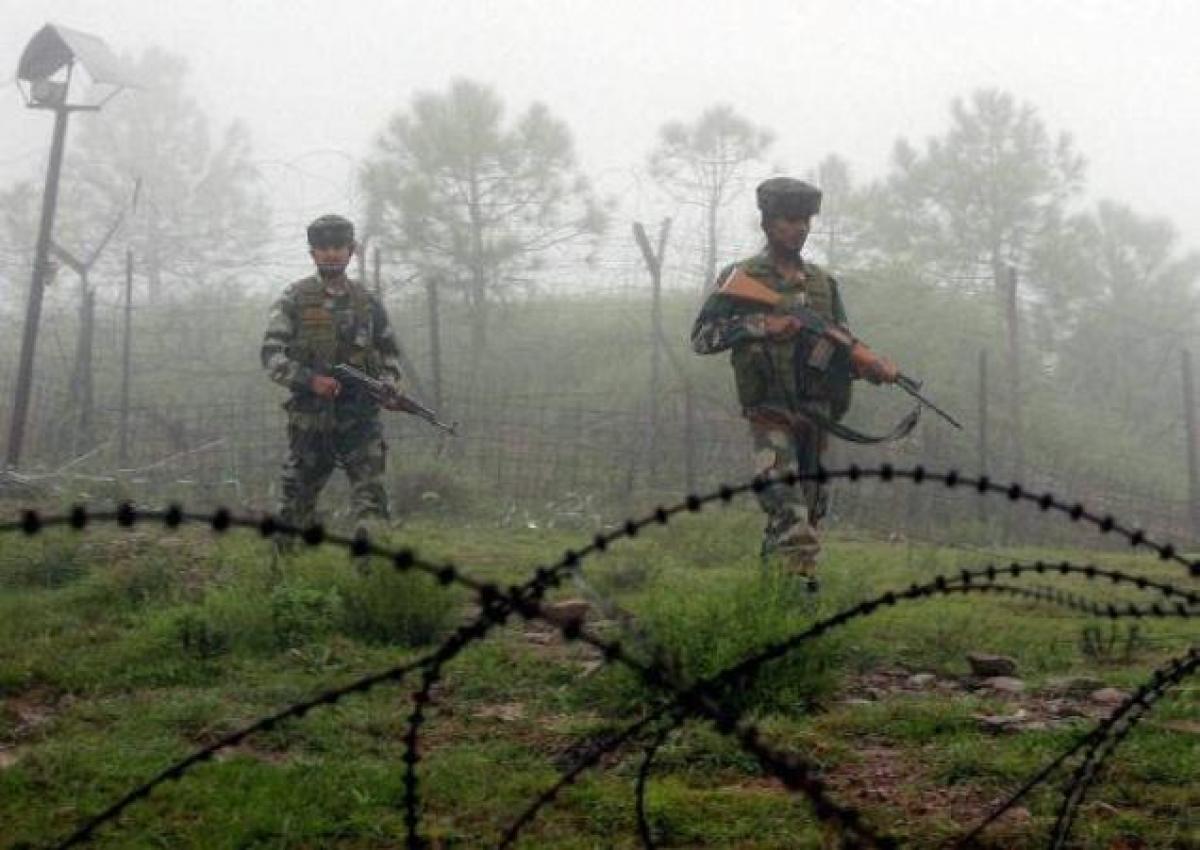 Pak troops yet again violate ceasefire on LoC in Kashmir