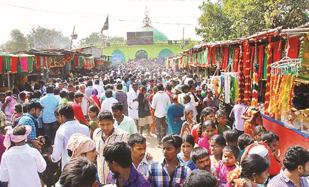 Devotees throng Janpahad Urs