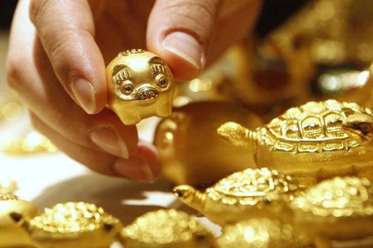 Gold falls below key level of $1,200 ahead of U.S. jobs data