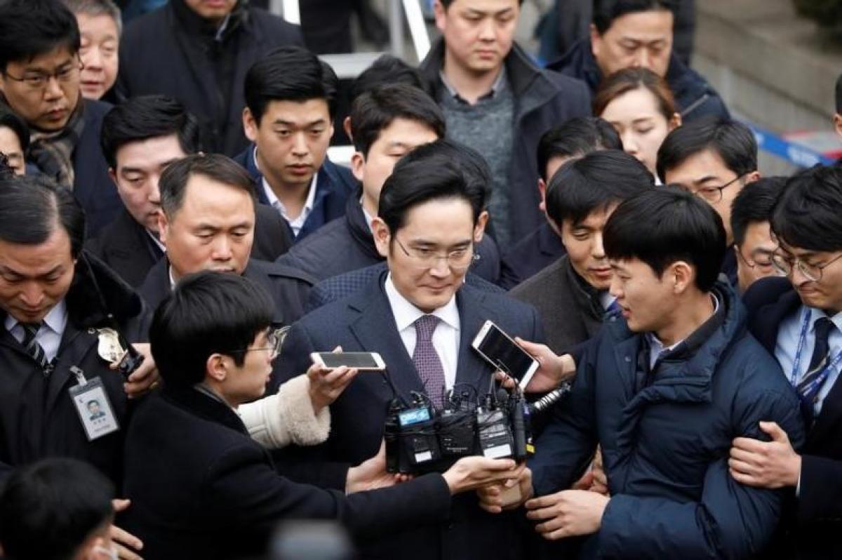 Samsung chief appears for second round of questions in graft probe