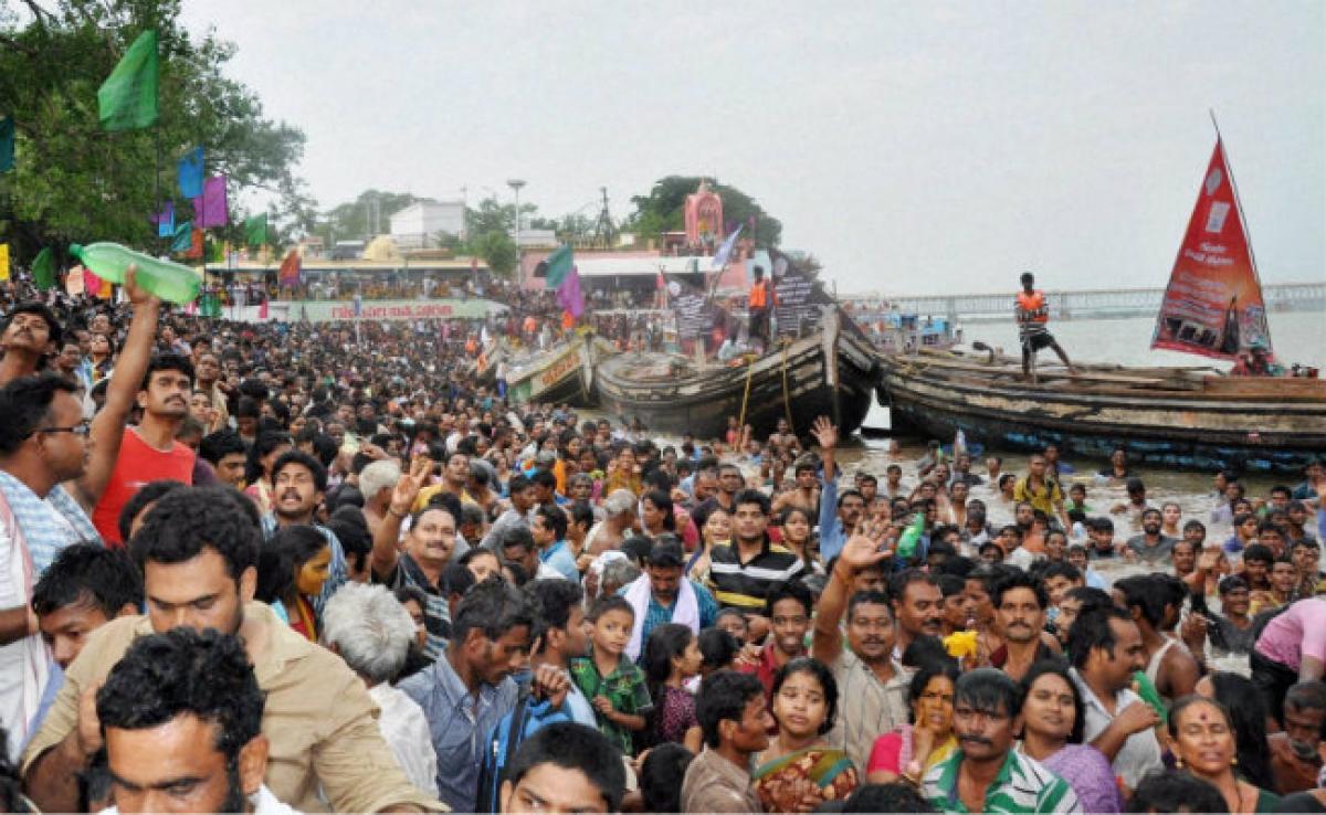 Godavari Pushkaralu: Thousands of pilgrims take Holy Dip in Godavari on Last Day