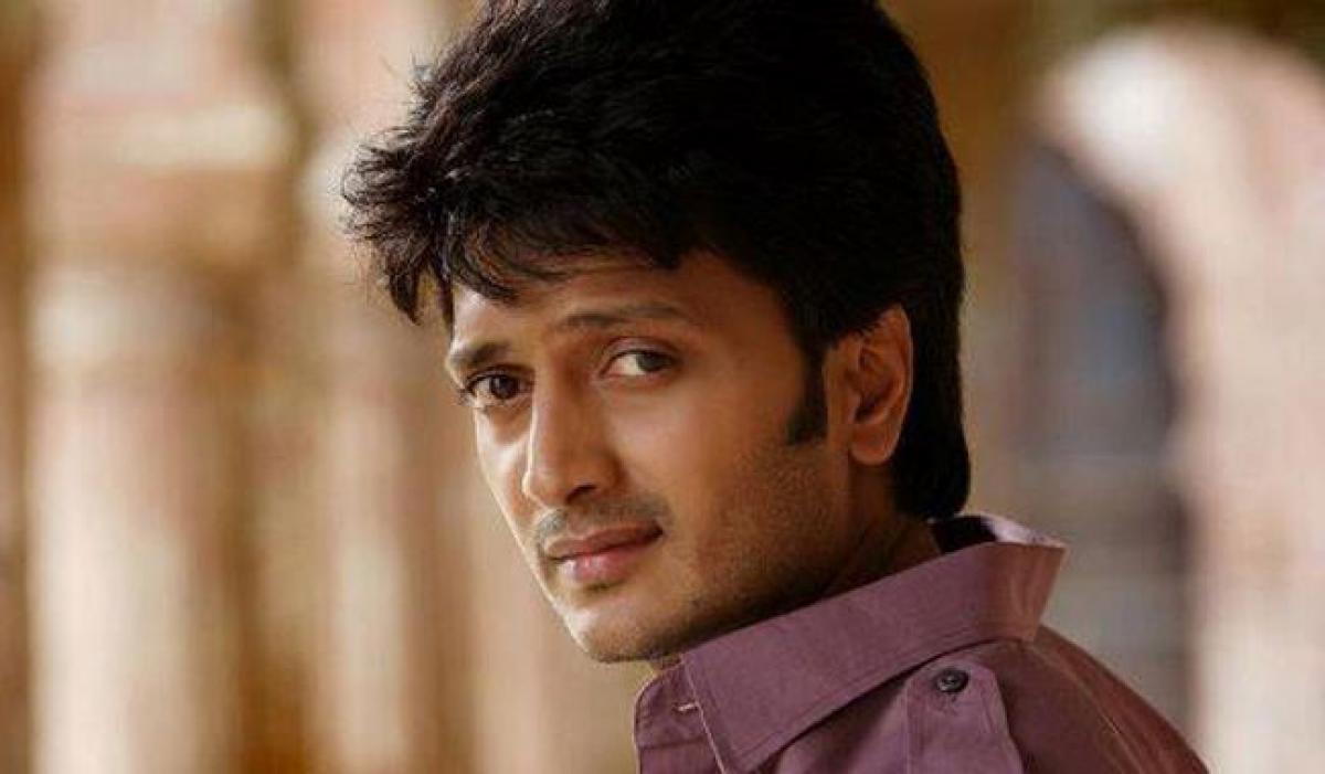 Riteish Deshmukh celebrates 10yrs of Bluffmaster!