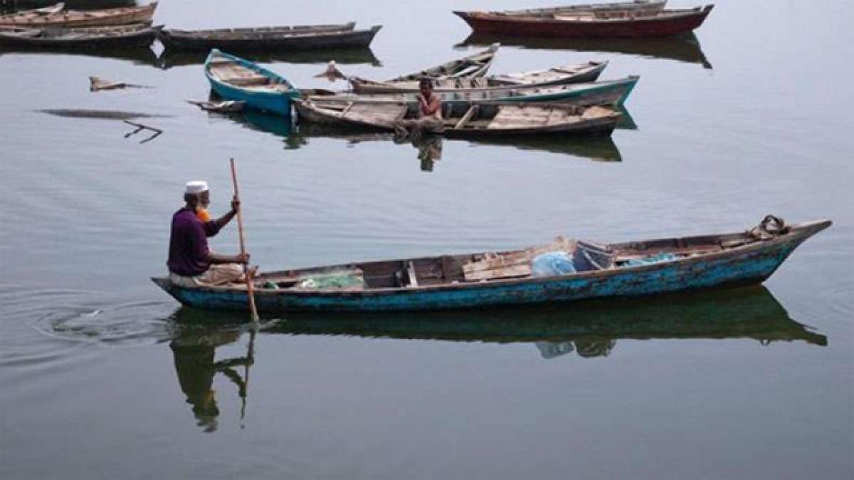 India frees nine Pakistani fishermen