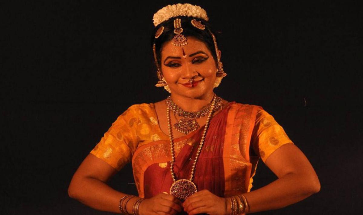 File:A Kuchipudi dancer in costume nritya Isha Garud.jpg - Wikipedia