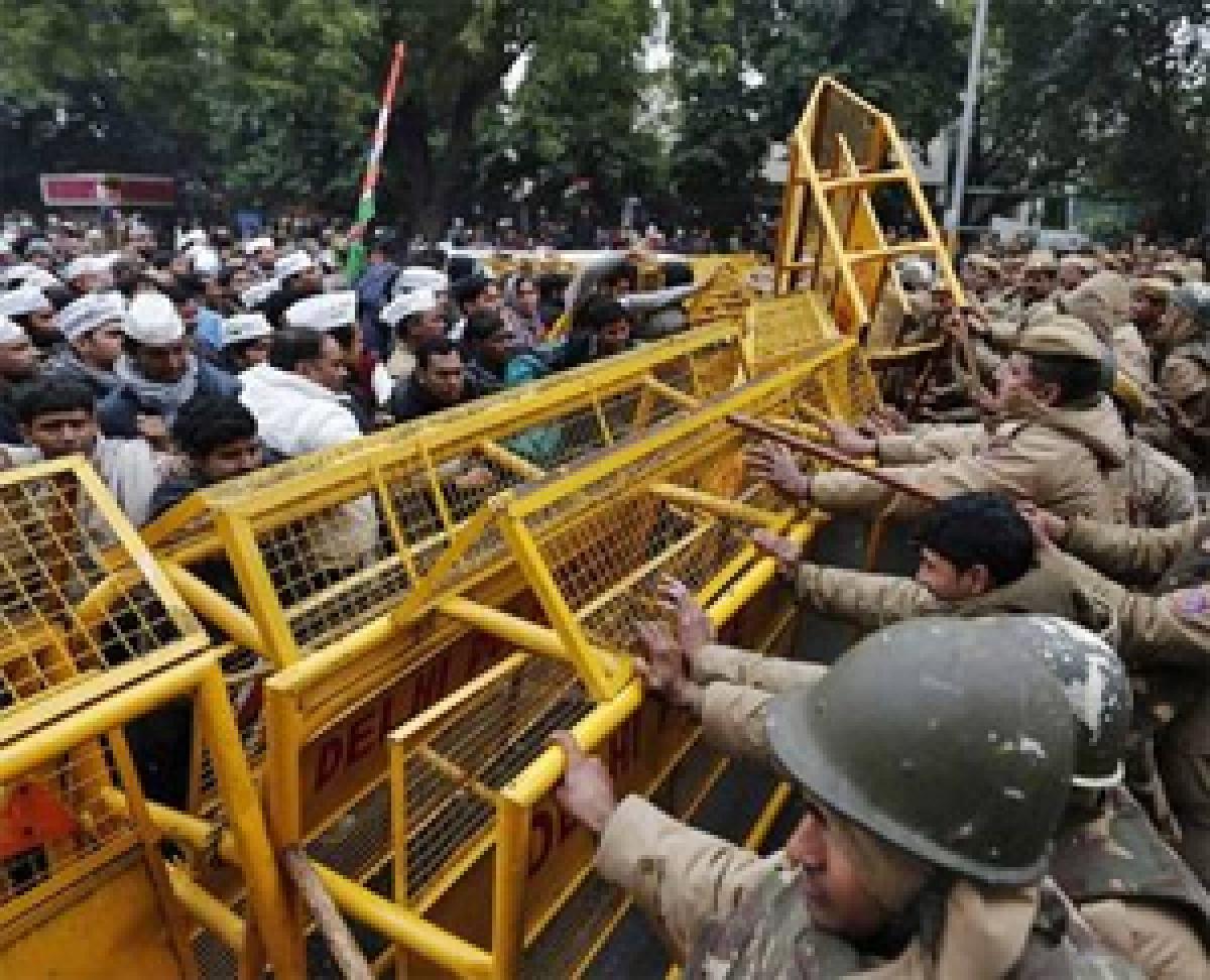 AAP activists protest against Delhi Police