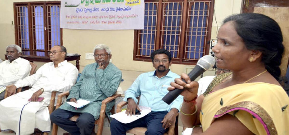 Ryot leaders demand compensation of 5 lakh for each family