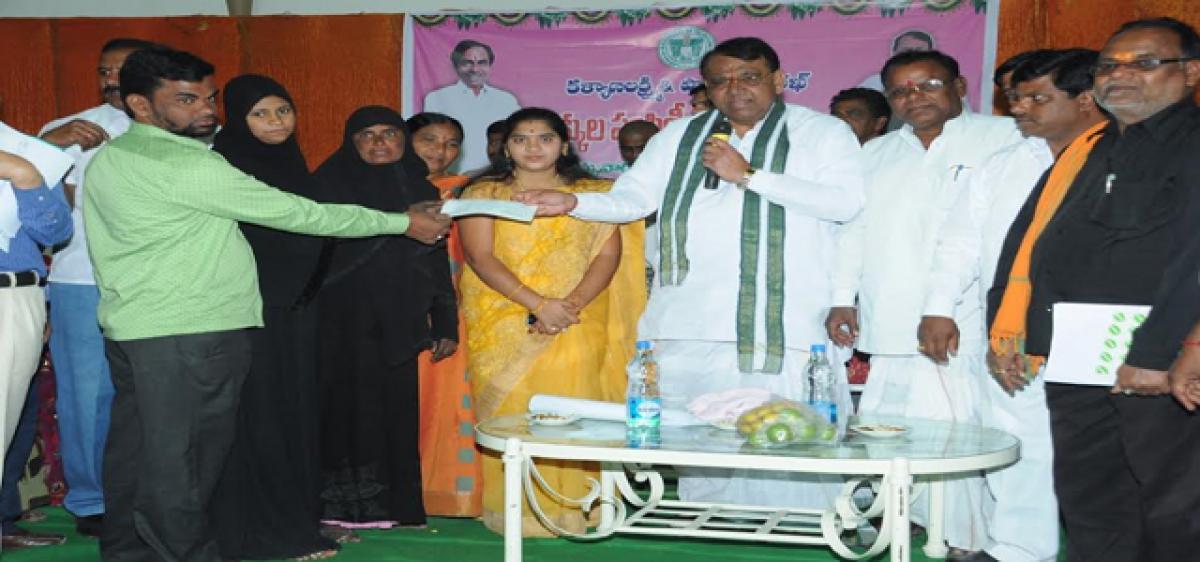 Pocharam distributes Kalyanalakshmi, Shadi mubarak cheques