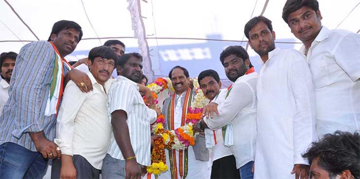 Cong leaders stage protest at Vikarabad