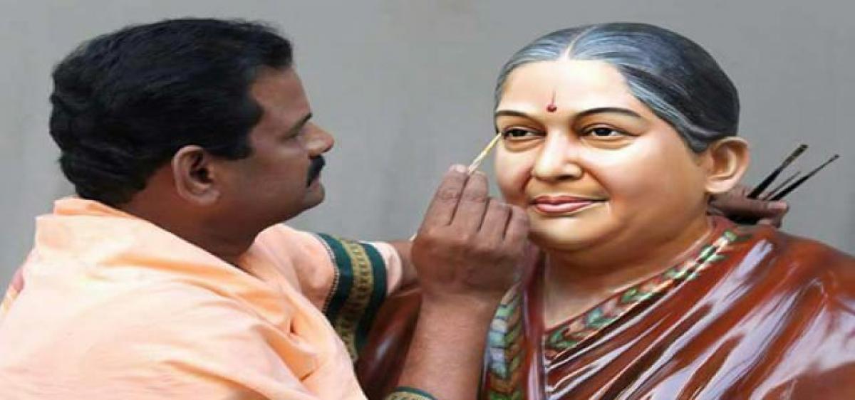 Master sculptor busy making Jaya statue