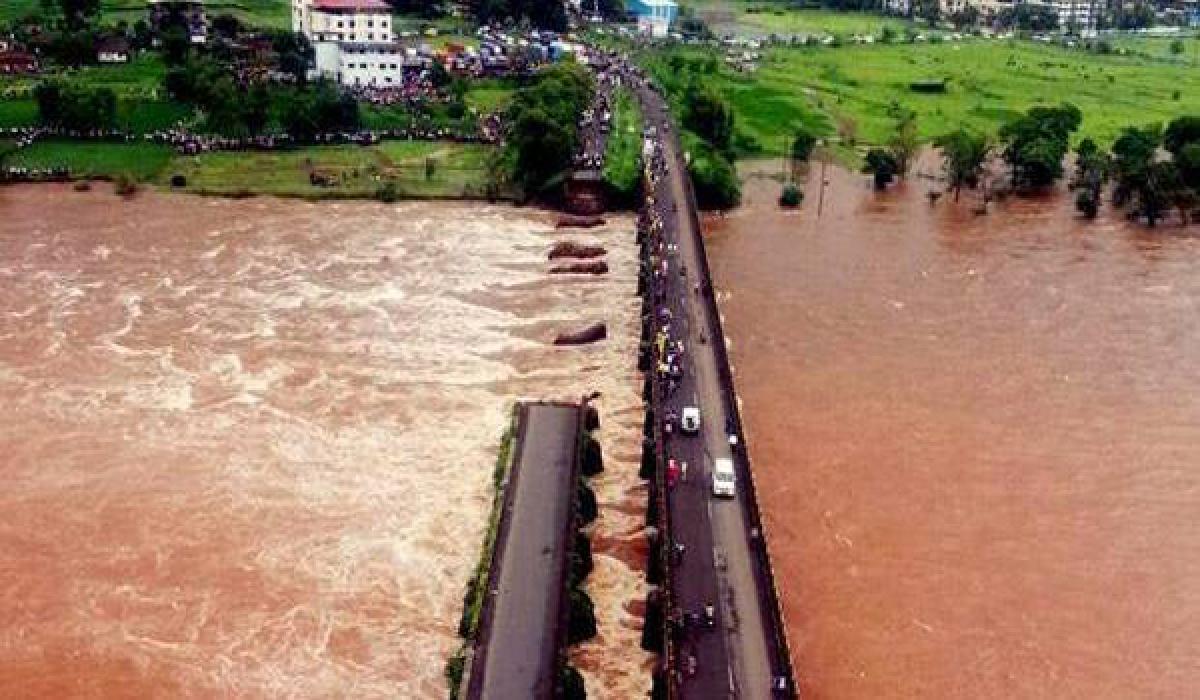 Wreckage of the Bus tragedy on Maharashtra bridge found 