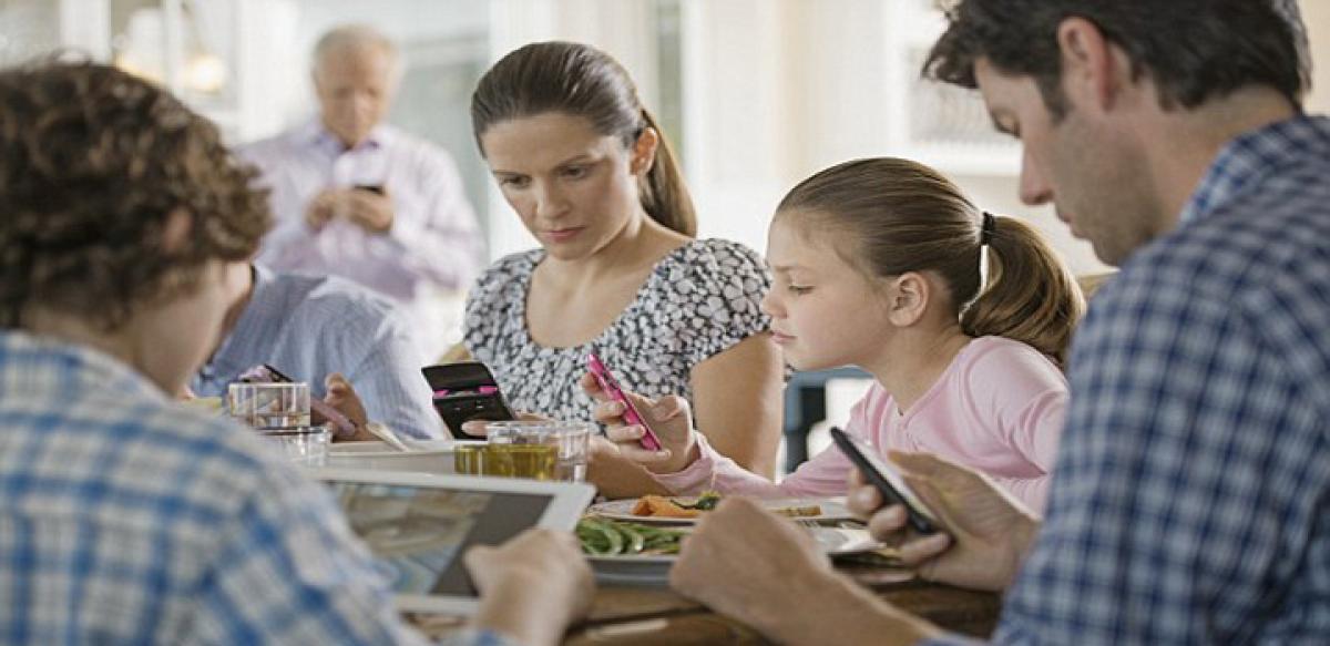 Parents! Stop using smartphone at dinner table