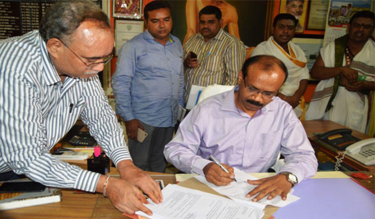 Dhanunjaya takes charge as Srikakulam dist collector