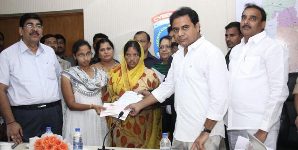 KTR gives compensation cheque to family of Narsaih from Nizamabad who died in Gulf