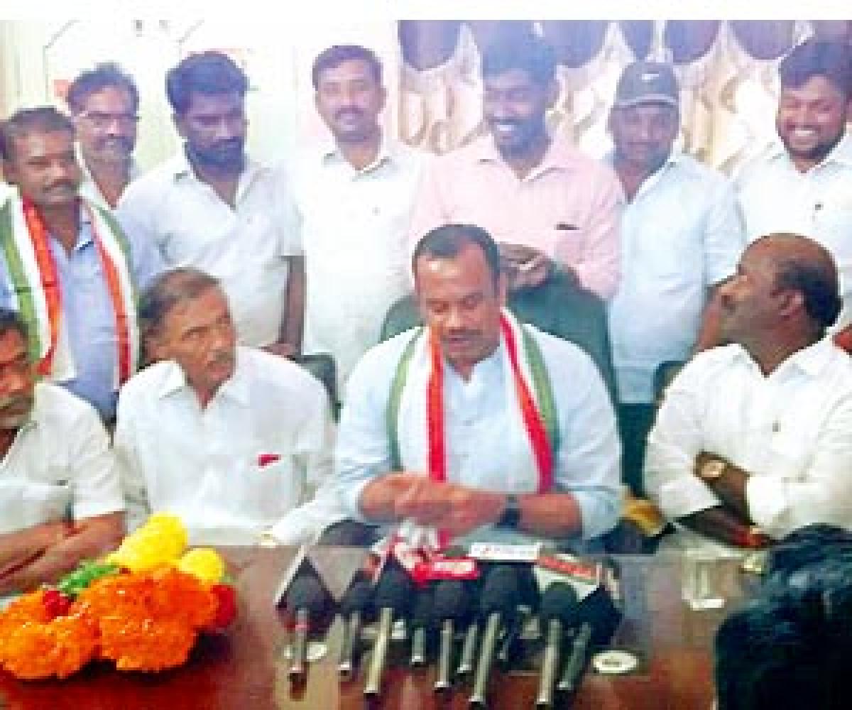 Komatireddy hits out at KCR