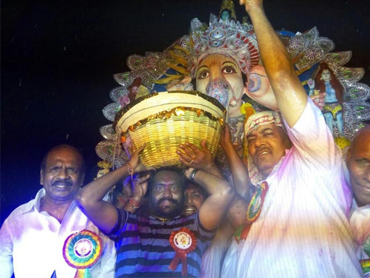 Sattupalli Ganesh laddu auctioned for 4.1 lakh