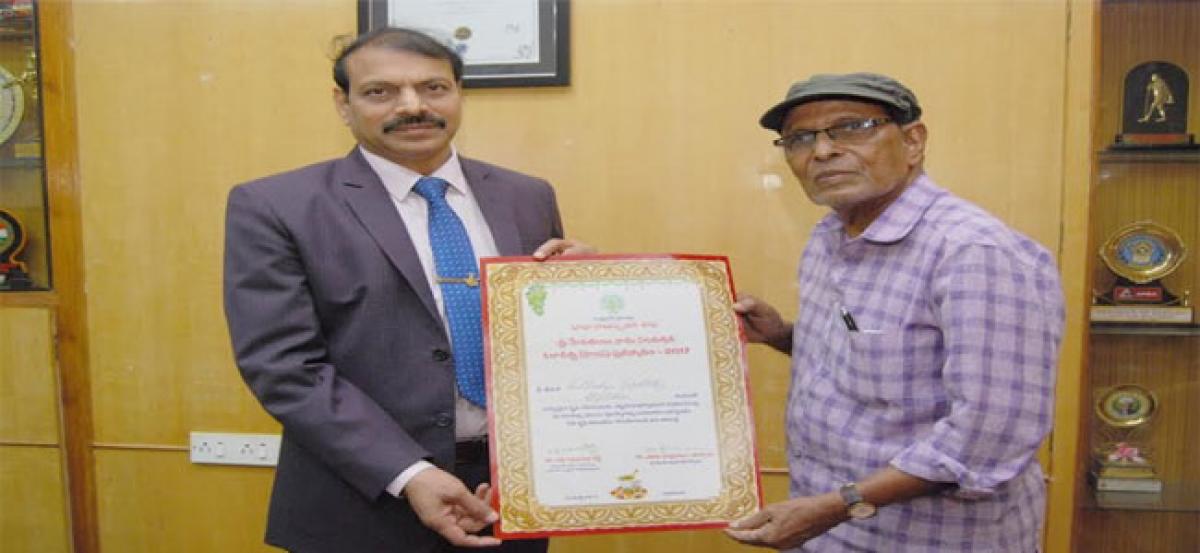 Andhra University Vice-Chancellor greets Vangapandu