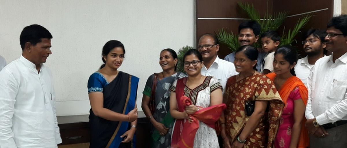 First woman IAS probationer from Wanaparthy feted