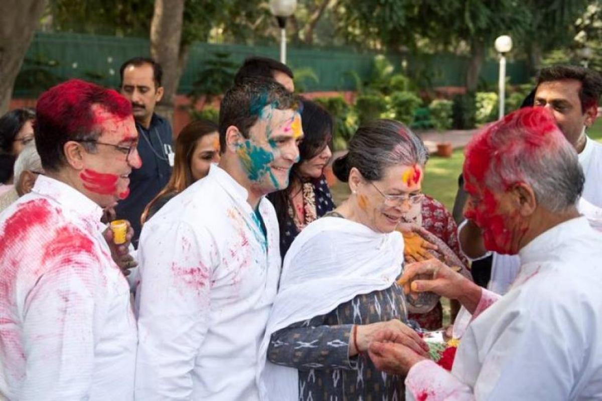 Sonia, Kejriwal, Rahul greets people on Holi