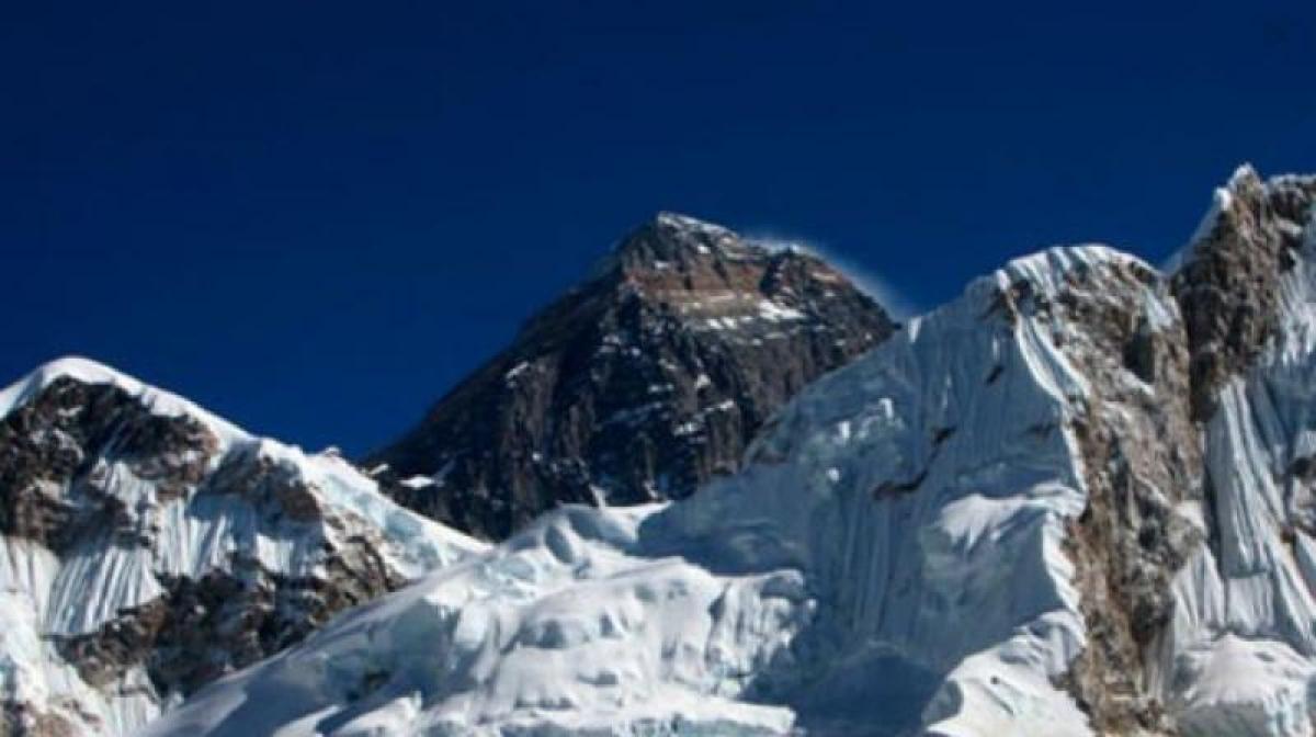 39-year-old Bengal police staffer scales Mt. Everest