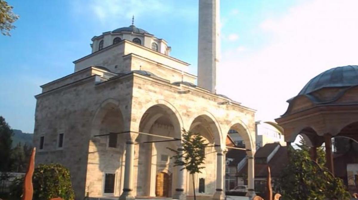 Bosnias Muslims reopen mosque Serbs blew up during the war
