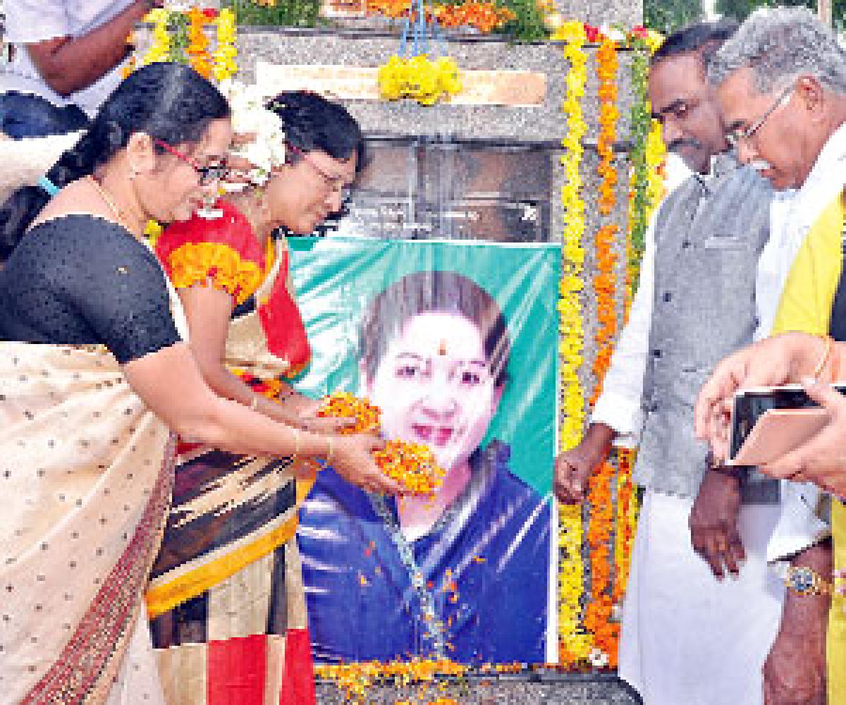 Minister, MLA pay tributes to Savitri, Jaya