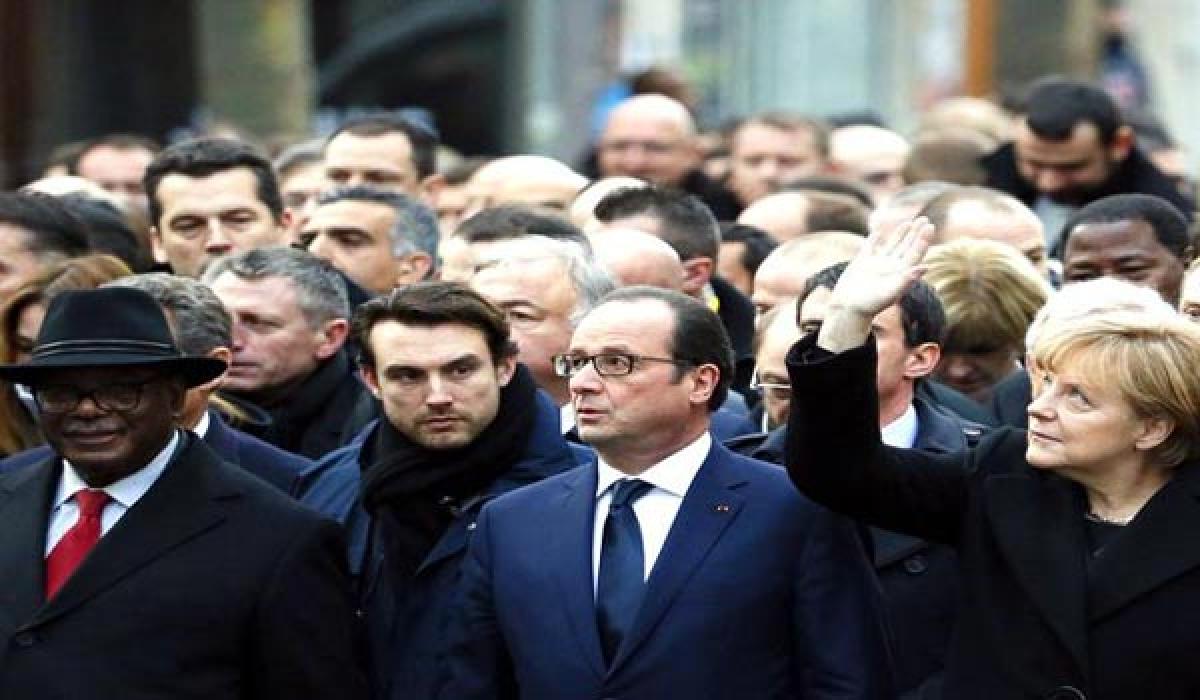 Unity can win war against terrorism: Hollande to French people