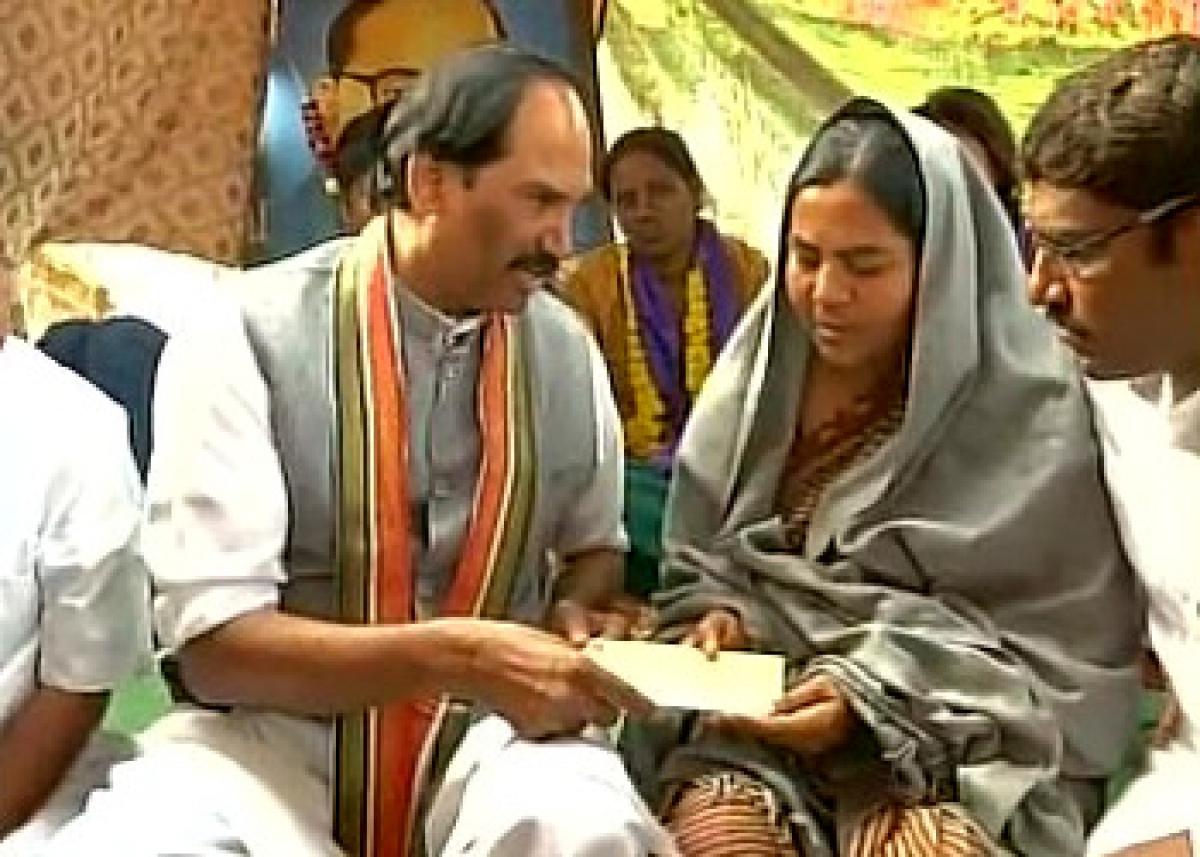 TPCC presents Rs. 5 lakh ex-gratia to Rohith Vemulas mother