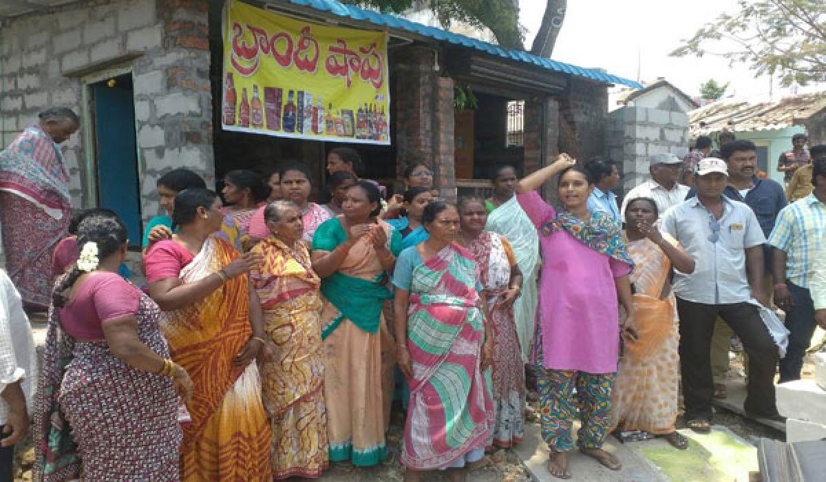 Women protest against liquor shop