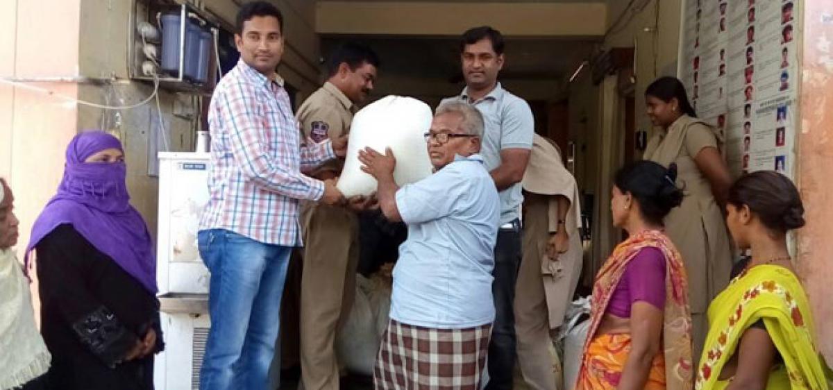 Mandamarri CI distributes rice bags to poor Muslim families