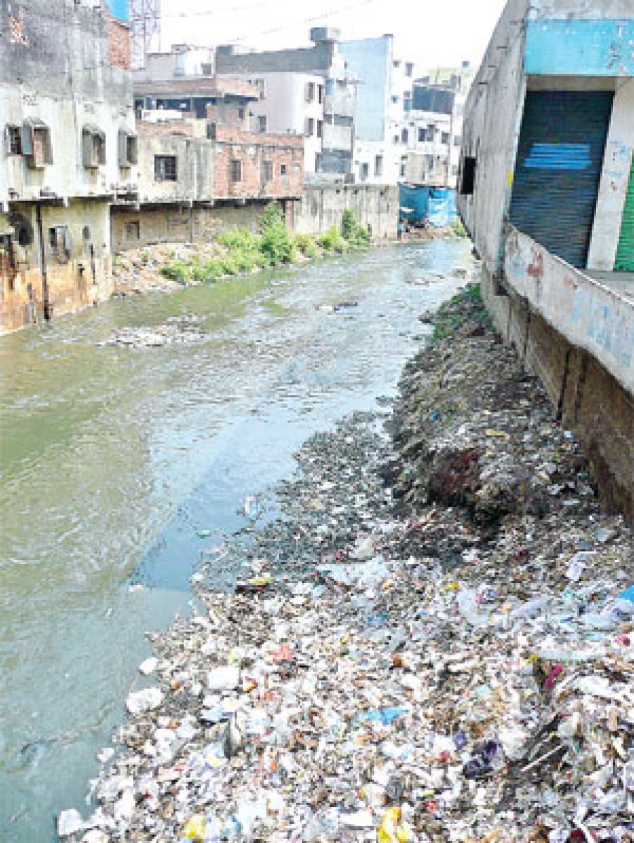 Lok Satta raises a stink over drainage system in Hyderabad