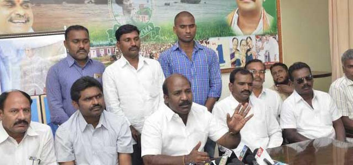 Nalgonda Congress lashes out at TRS leaders for belittling Komatireddy