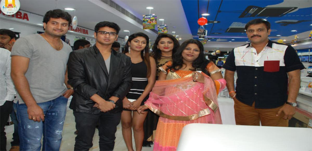 Manepally Jewellers opens its largest showroom