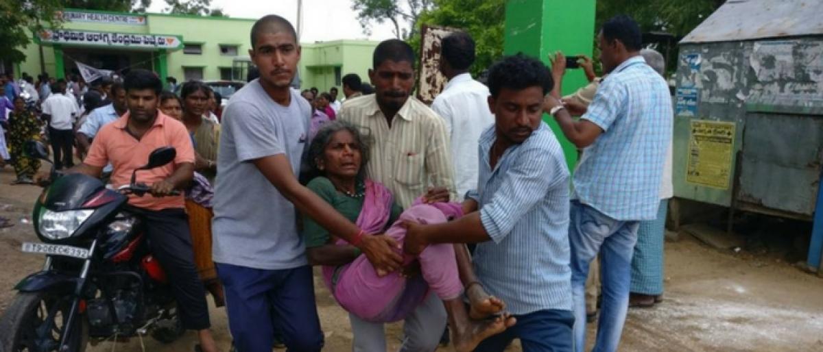 30 NREGS labourers injured in road mishap at Wanaparthy