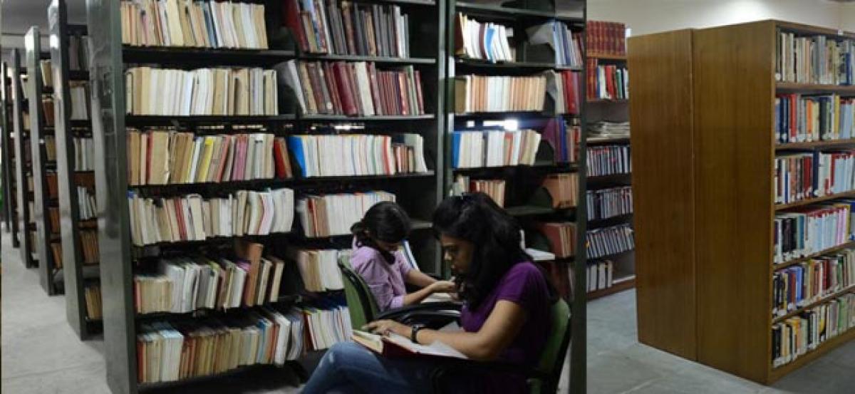 Girls oppose MU decision barring entry into library till 11 pm