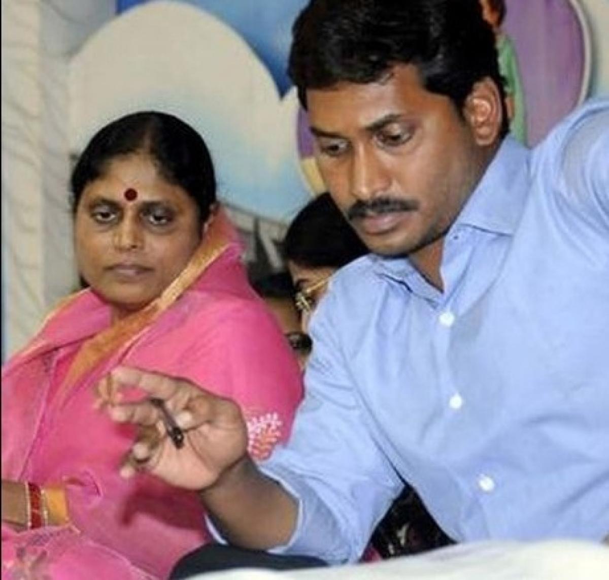 YS Vijayamma calls upon support for Jagans deeksha