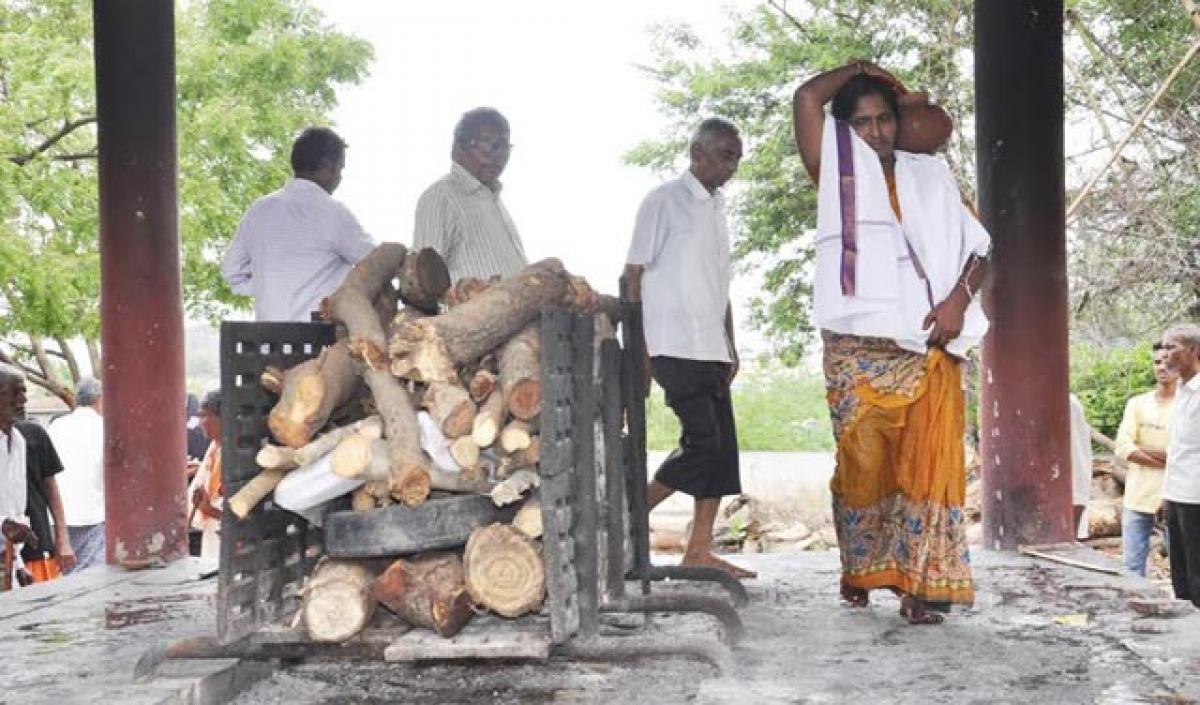 Muslim woman performs last rites of Hindu man