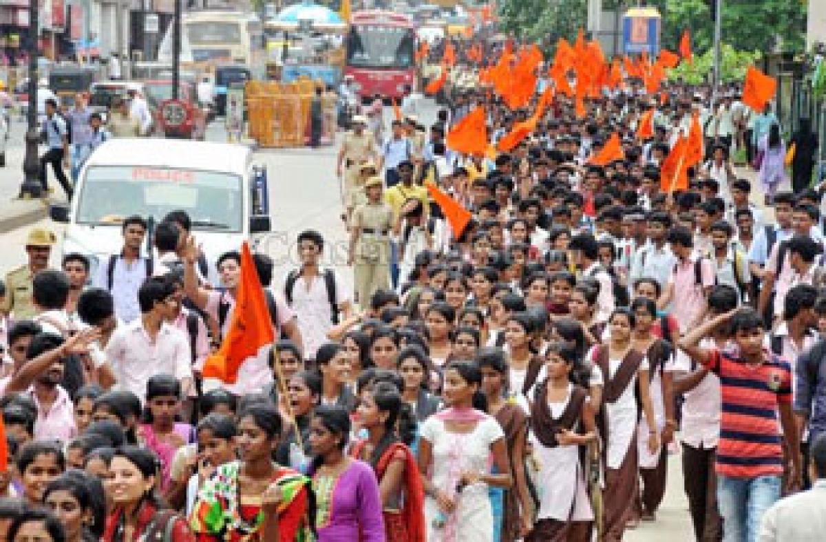 ABVP activists stage protest at Dist Collectorate