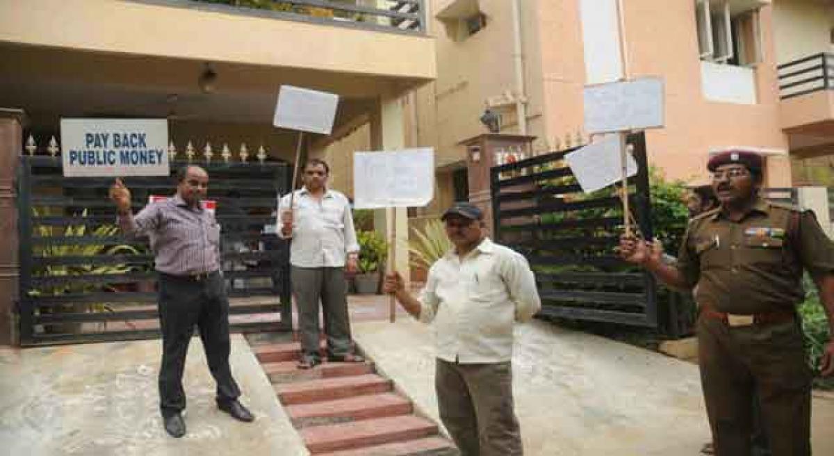 Vijaya Bank Staff performs road show to recover NPA loans