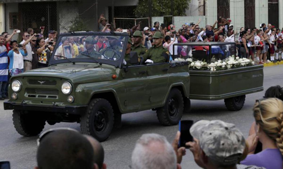 Cubans cheers, Funeral cortege carries ashes of Fidel Castro for the last journey