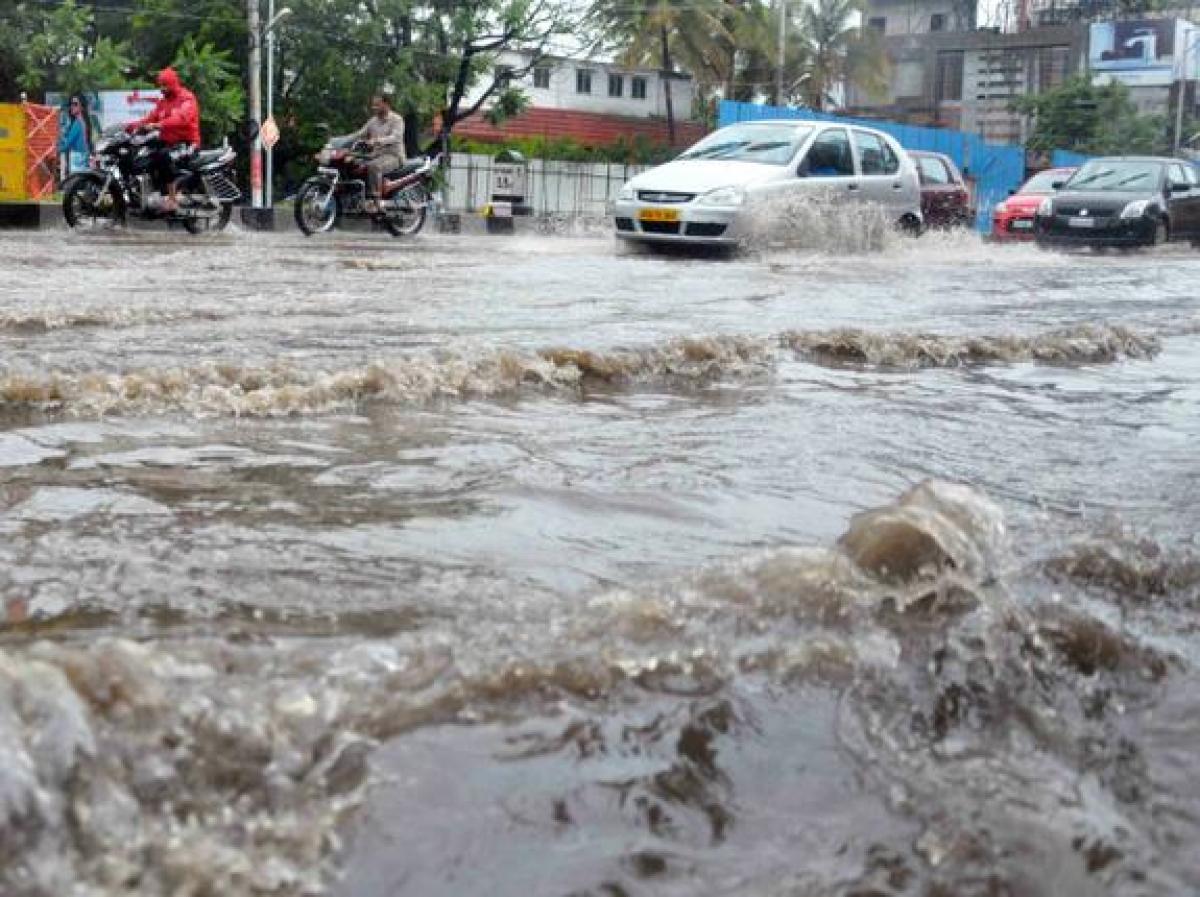 Heavy rains lash Hyderabad, hit normal life