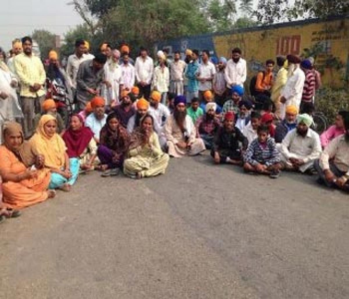 Tarn Taran roads blocked over disrespect to Guru Granth Sahib