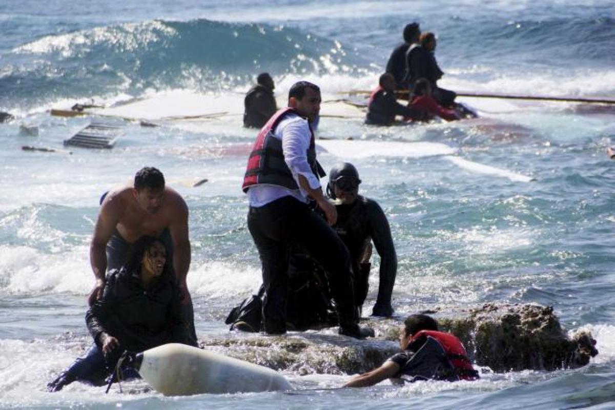 Greek coast guard rescues hundreds of migrants, refugees