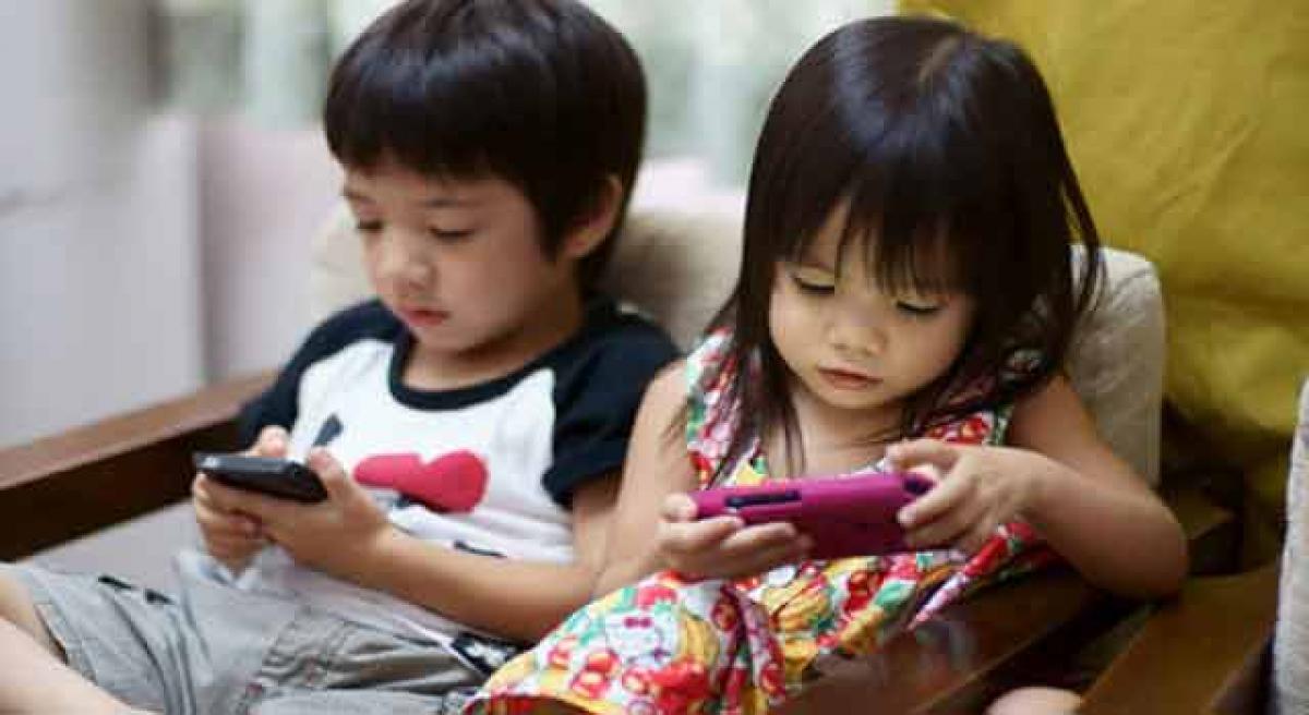 Heavy smartphone use can make your kid cross eyed