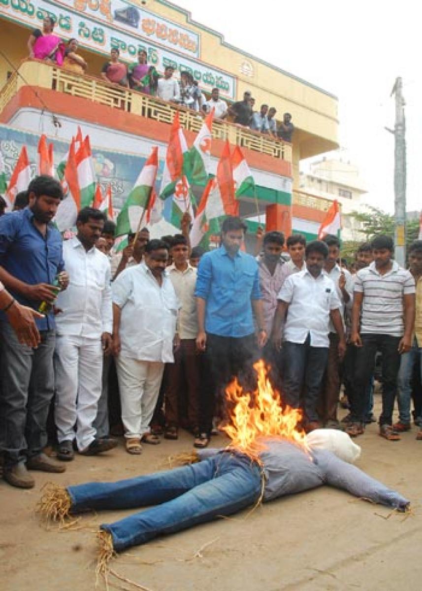 Congress burns Modi effigy