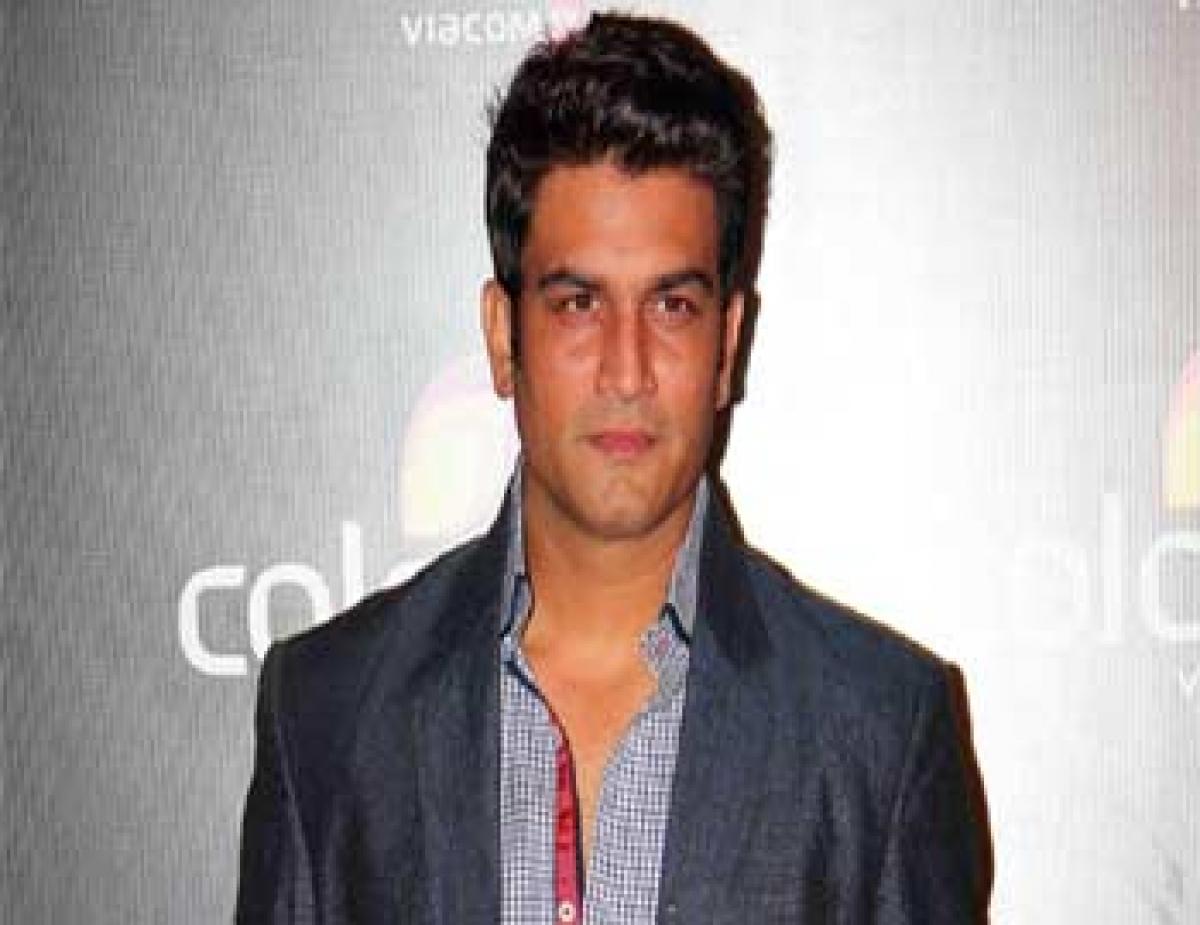 Sharad Kelkar shoots with high fever, inflamed knee