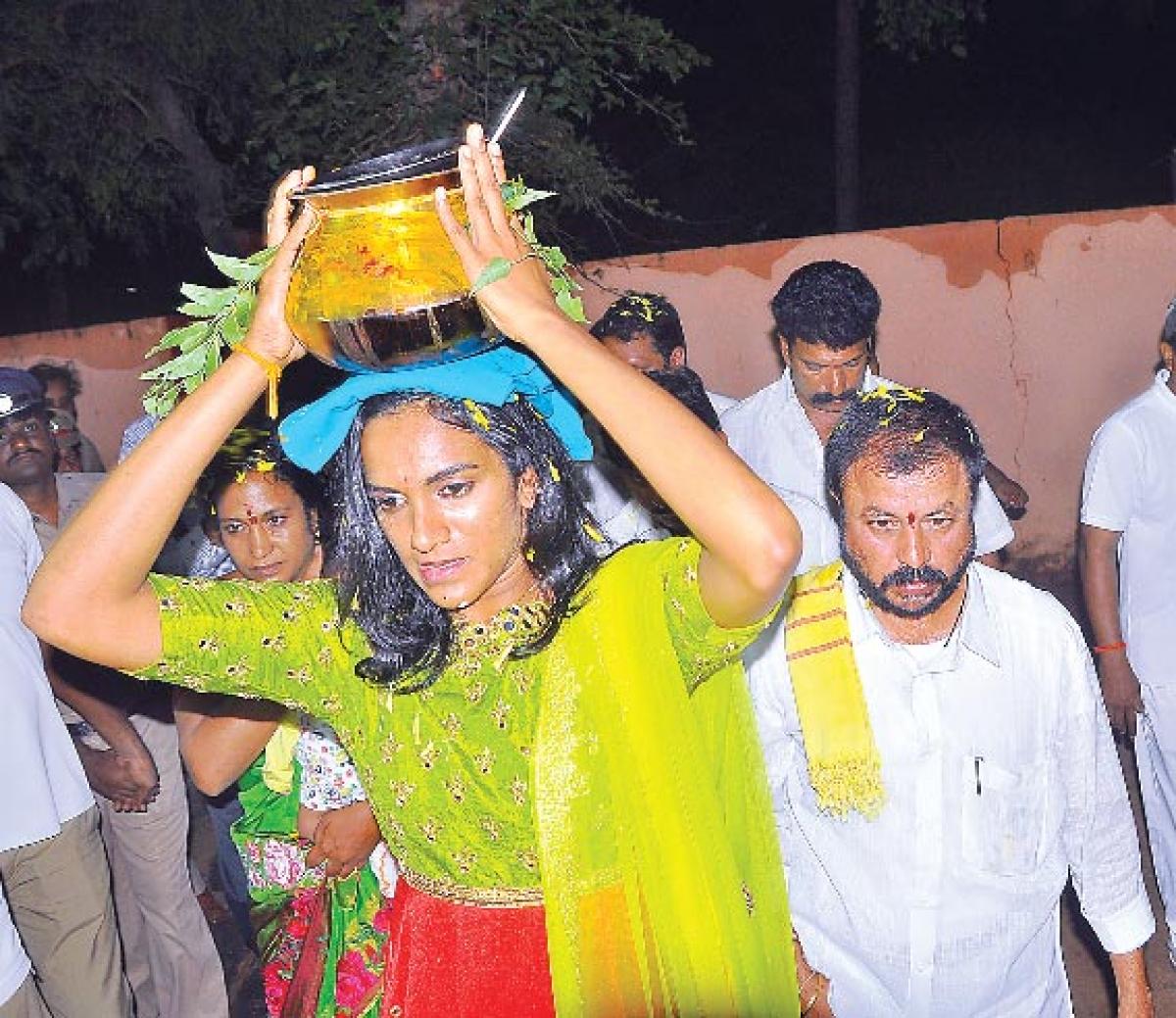 Sindhu performs puja at Ratnalamma temple
