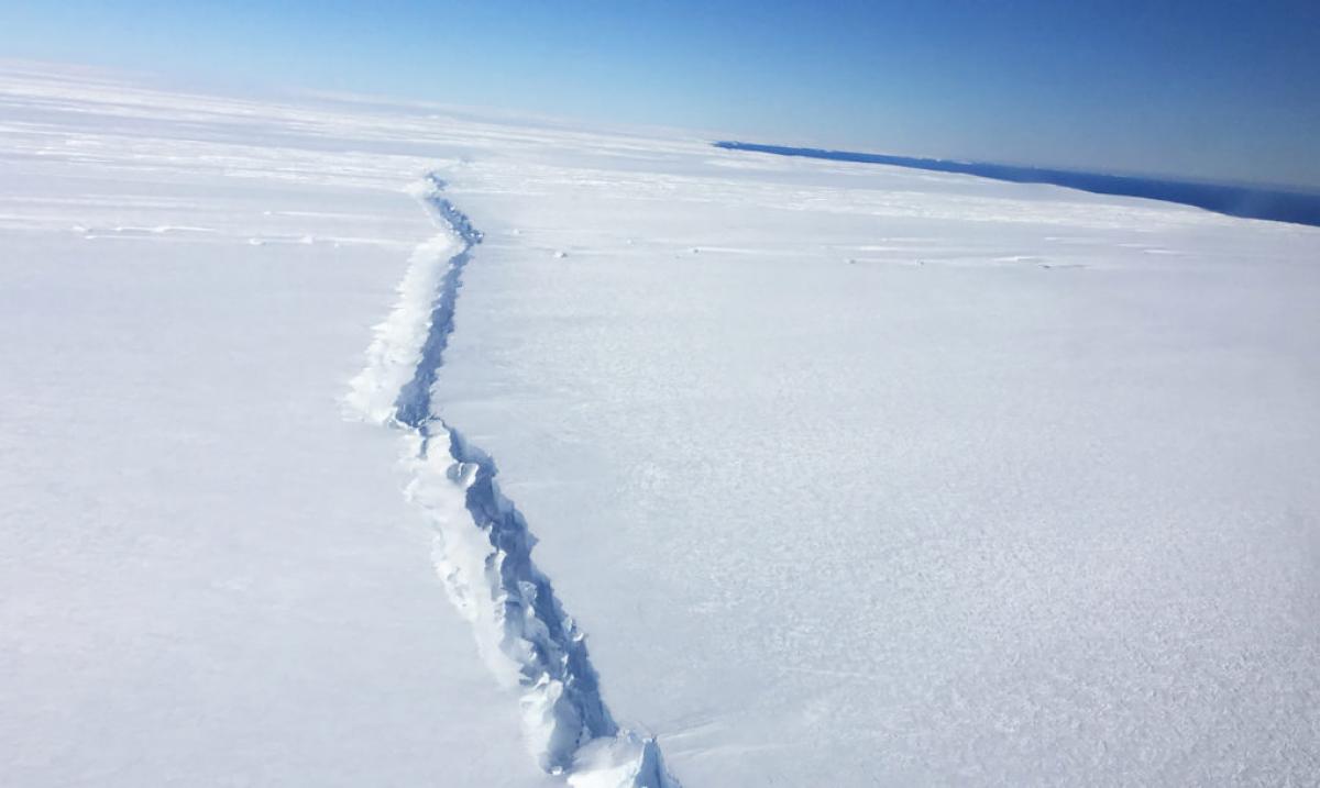 Rift in Antarctic ice shelf sprouts new branch