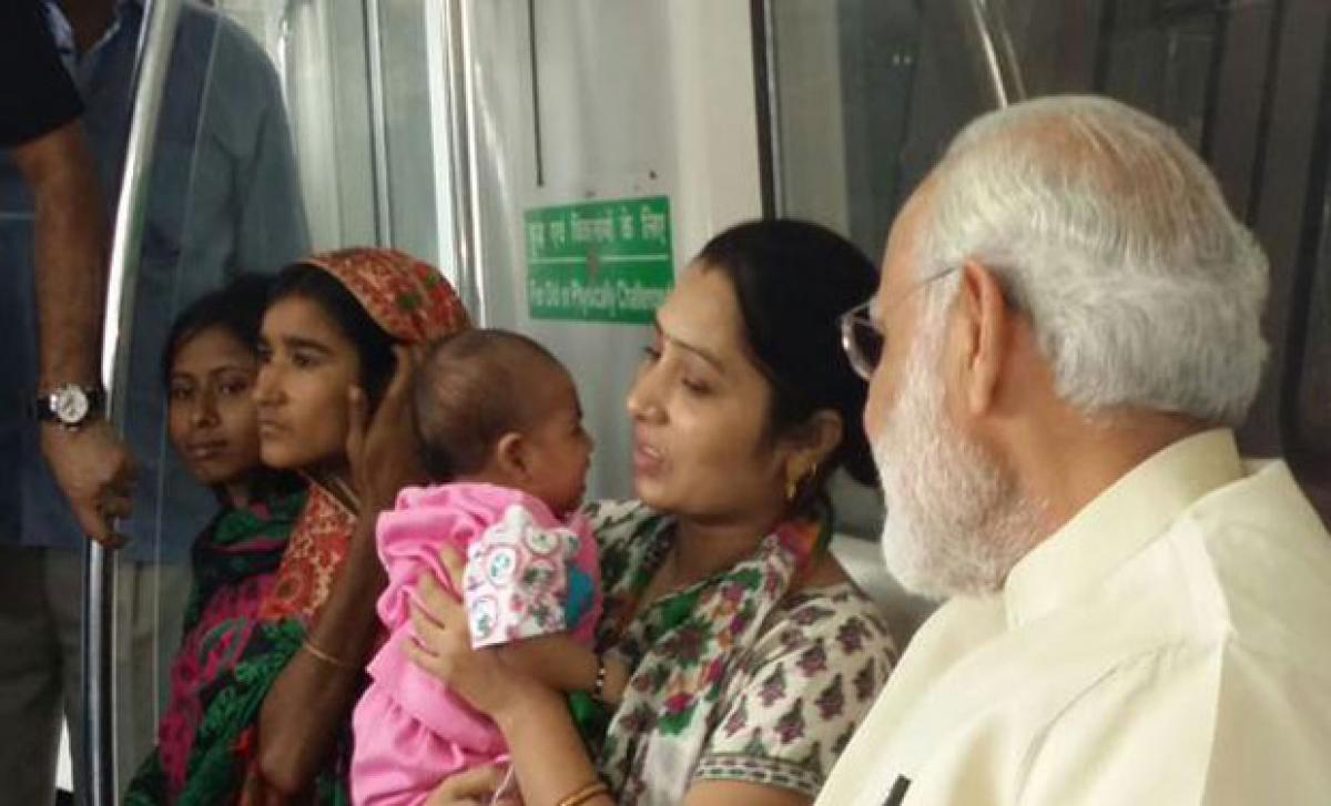 Passengers takes selfie with PM Modi in Delhi metro