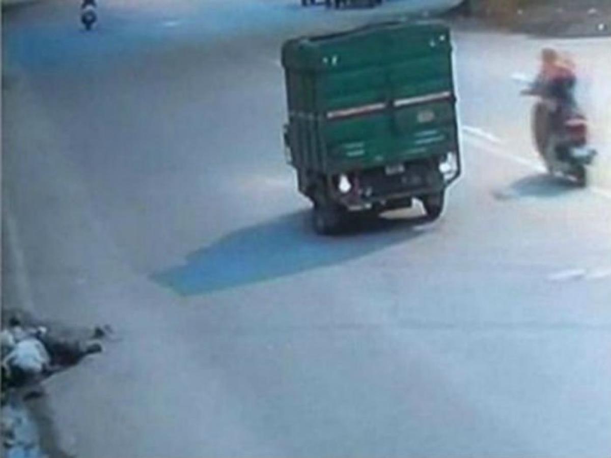 Man hit by van, bled to death as no one came to his help